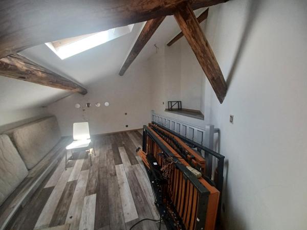 Un immeuble -1 local-4 appartements-2 garages