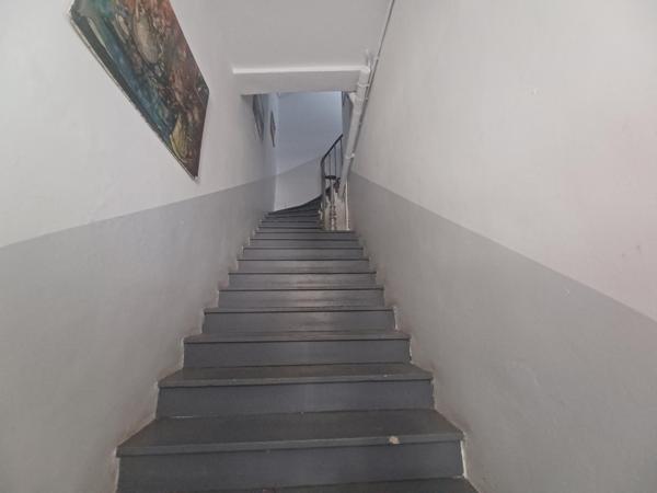 Un immeuble -1 local-4 appartements-2 garages