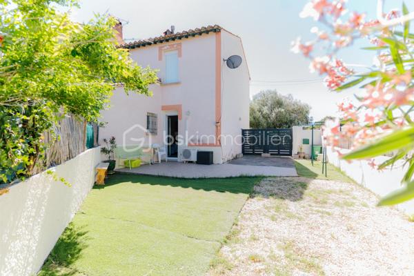 Maison 2 chambres avec jardin, stationnement et climatisation à Bages sur une parcelle de 136m2 

Située aux abords du charmant village de Bages, dans un environnement agréable et à proximité immédiate des commerces et des commodités, découvrez cette maison de 63 m² habitables, idéale pour un premier achat, un investissement locatif ou un pied-à-terre.

Elle se compose au rez de chaussé : 
Une agréable pièce de vie avec salon / séjour.
Une cuisine ouverte fonctionnelle.
Un WC
Une buanderie pratique offrant un espace de rangement supplémentaire.
A l'étage : 
Deux chambres.
Une salle d'eau.
Un placard

À l'extérieur, vous profiterez d'un jardin privatif, parfait pour les repas en extérieur, les moments de détente ou les jeux des enfants.

Côté prestations, cette maison dispose de :
Climatisation réversible.
Menuiseries en double vitrage.
Volets roulants électriques.
Jardin.
Stationnement privatif pour un véhicule, avec la possibilité de garer facilement plusieurs autres véhicules à proximité.

Son emplacement, à quelques minutes à pied des commerces, des écoles et des services du village, en fait un bien particulièrement recherché.

Les + du bien :
✔ 2 chambres
✔ Jardin privatif
✔ Climatisation réversible
✔ Double vitrage
✔ Volets roulants électriques
✔ Buanderie
✔ Stationnement
✔ Proximité immédiate des commerces

Une maison fonctionnelle, agréable à vivre et prête à accueillir ses nouveaux propriétaires.

À visiter sans tarder ! Contactez Maxime au O7 44 87 47 57