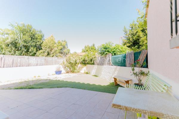 Maison 2 chambres avec jardin, stationnement et climatisation à Bages sur une parcelle de 136m2 

Située aux abords du charmant village de Bages, dans un environnement agréable et à proximité immédiate des commerces et des commodités, découvrez cette maison de 63 m² habitables, idéale pour un premier achat, un investissement locatif ou un pied-à-terre.

Elle se compose au rez de chaussé : 
Une agréable pièce de vie avec salon / séjour.
Une cuisine ouverte fonctionnelle.
Un WC
Une buanderie pratique offrant un espace de rangement supplémentaire.
A l'étage : 
Deux chambres.
Une salle d'eau.
Un placard

À l'extérieur, vous profiterez d'un jardin privatif, parfait pour les repas en extérieur, les moments de détente ou les jeux des enfants.

Côté prestations, cette maison dispose de :
Climatisation réversible.
Menuiseries en double vitrage.
Volets roulants électriques.
Jardin.
Stationnement privatif pour un véhicule, avec la possibilité de garer facilement plusieurs autres véhicules à proximité.

Son emplacement, à quelques minutes à pied des commerces, des écoles et des services du village, en fait un bien particulièrement recherché.

Les + du bien :
✔ 2 chambres
✔ Jardin privatif
✔ Climatisation réversible
✔ Double vitrage
✔ Volets roulants électriques
✔ Buanderie
✔ Stationnement
✔ Proximité immédiate des commerces

Une maison fonctionnelle, agréable à vivre et prête à accueillir ses nouveaux propriétaires.

À visiter sans tarder ! Contactez Maxime au O7 44 87 47 57