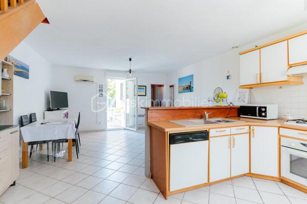 Maison 2 chambres avec jardin, stationnement et climatisation à Bages sur une parcelle de 136m2 

Située aux abords du charmant village de Bages, dans un environnement agréable et à proximité immédiate des commerces et des commodités, découvrez cette maison de 63 m² habitables, idéale pour un premier achat, un investissement locatif ou un pied-à-terre.

Elle se compose au rez de chaussé : 
Une agréable pièce de vie avec salon / séjour.
Une cuisine ouverte fonctionnelle.
Un WC
Une buanderie pratique offrant un espace de rangement supplémentaire.
A l'étage : 
Deux chambres.
Une salle d'eau.
Un placard

À l'extérieur, vous profiterez d'un jardin privatif, parfait pour les repas en extérieur, les moments de détente ou les jeux des enfants.

Côté prestations, cette maison dispose de :
Climatisation réversible.
Menuiseries en double vitrage.
Volets roulants électriques.
Jardin.
Stationnement privatif pour un véhicule, avec la possibilité de garer facilement plusieurs autres véhicules à proximité.

Son emplacement, à quelques minutes à pied des commerces, des écoles et des services du village, en fait un bien particulièrement recherché.

Les + du bien :
✔ 2 chambres
✔ Jardin privatif
✔ Climatisation réversible
✔ Double vitrage
✔ Volets roulants électriques
✔ Buanderie
✔ Stationnement
✔ Proximité immédiate des commerces

Une maison fonctionnelle, agréable à vivre et prête à accueillir ses nouveaux propriétaires.

À visiter sans tarder ! Contactez Maxime au O7 44 87 47 57