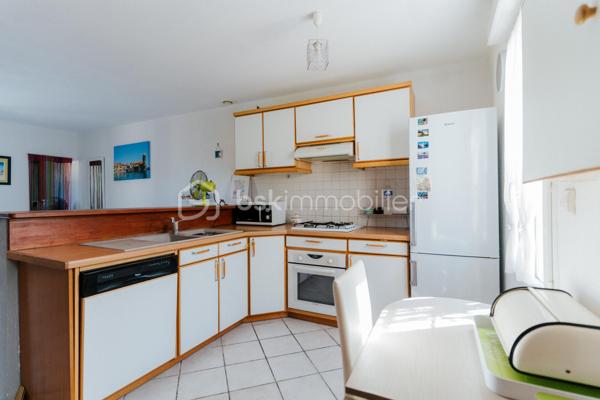 Maison 2 chambres avec jardin, stationnement et climatisation à Bages sur une parcelle de 136m2 

Située aux abords du charmant village de Bages, dans un environnement agréable et à proximité immédiate des commerces et des commodités, découvrez cette maison de 63 m² habitables, idéale pour un premier achat, un investissement locatif ou un pied-à-terre.

Elle se compose au rez de chaussé : 
Une agréable pièce de vie avec salon / séjour.
Une cuisine ouverte fonctionnelle.
Un WC
Une buanderie pratique offrant un espace de rangement supplémentaire.
A l'étage : 
Deux chambres.
Une salle d'eau.
Un placard

À l'extérieur, vous profiterez d'un jardin privatif, parfait pour les repas en extérieur, les moments de détente ou les jeux des enfants.

Côté prestations, cette maison dispose de :
Climatisation réversible.
Menuiseries en double vitrage.
Volets roulants électriques.
Jardin.
Stationnement privatif pour un véhicule, avec la possibilité de garer facilement plusieurs autres véhicules à proximité.

Son emplacement, à quelques minutes à pied des commerces, des écoles et des services du village, en fait un bien particulièrement recherché.

Les + du bien :
✔ 2 chambres
✔ Jardin privatif
✔ Climatisation réversible
✔ Double vitrage
✔ Volets roulants électriques
✔ Buanderie
✔ Stationnement
✔ Proximité immédiate des commerces

Une maison fonctionnelle, agréable à vivre et prête à accueillir ses nouveaux propriétaires.

À visiter sans tarder ! Contactez Maxime au O7 44 87 47 57