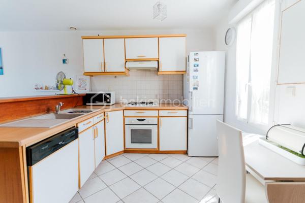 Maison 2 chambres avec jardin, stationnement et climatisation à Bages sur une parcelle de 136m2 

Située aux abords du charmant village de Bages, dans un environnement agréable et à proximité immédiate des commerces et des commodités, découvrez cette maison de 63 m² habitables, idéale pour un premier achat, un investissement locatif ou un pied-à-terre.

Elle se compose au rez de chaussé : 
Une agréable pièce de vie avec salon / séjour.
Une cuisine ouverte fonctionnelle.
Un WC
Une buanderie pratique offrant un espace de rangement supplémentaire.
A l'étage : 
Deux chambres.
Une salle d'eau.
Un placard

À l'extérieur, vous profiterez d'un jardin privatif, parfait pour les repas en extérieur, les moments de détente ou les jeux des enfants.

Côté prestations, cette maison dispose de :
Climatisation réversible.
Menuiseries en double vitrage.
Volets roulants électriques.
Jardin.
Stationnement privatif pour un véhicule, avec la possibilité de garer facilement plusieurs autres véhicules à proximité.

Son emplacement, à quelques minutes à pied des commerces, des écoles et des services du village, en fait un bien particulièrement recherché.

Les + du bien :
✔ 2 chambres
✔ Jardin privatif
✔ Climatisation réversible
✔ Double vitrage
✔ Volets roulants électriques
✔ Buanderie
✔ Stationnement
✔ Proximité immédiate des commerces

Une maison fonctionnelle, agréable à vivre et prête à accueillir ses nouveaux propriétaires.

À visiter sans tarder ! Contactez Maxime au O7 44 87 47 57