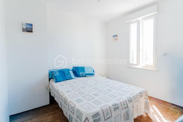 Maison 2 chambres avec jardin, stationnement et climatisation à Bages sur une parcelle de 136m2 

Située aux abords du charmant village de Bages, dans un environnement agréable et à proximité immédiate des commerces et des commodités, découvrez cette maison de 63 m² habitables, idéale pour un premier achat, un investissement locatif ou un pied-à-terre.

Elle se compose au rez de chaussé : 
Une agréable pièce de vie avec salon / séjour.
Une cuisine ouverte fonctionnelle.
Un WC
Une buanderie pratique offrant un espace de rangement supplémentaire.
A l'étage : 
Deux chambres.
Une salle d'eau.
Un placard

À l'extérieur, vous profiterez d'un jardin privatif, parfait pour les repas en extérieur, les moments de détente ou les jeux des enfants.

Côté prestations, cette maison dispose de :
Climatisation réversible.
Menuiseries en double vitrage.
Volets roulants électriques.
Jardin.
Stationnement privatif pour un véhicule, avec la possibilité de garer facilement plusieurs autres véhicules à proximité.

Son emplacement, à quelques minutes à pied des commerces, des écoles et des services du village, en fait un bien particulièrement recherché.

Les + du bien :
✔ 2 chambres
✔ Jardin privatif
✔ Climatisation réversible
✔ Double vitrage
✔ Volets roulants électriques
✔ Buanderie
✔ Stationnement
✔ Proximité immédiate des commerces

Une maison fonctionnelle, agréable à vivre et prête à accueillir ses nouveaux propriétaires.

À visiter sans tarder ! Contactez Maxime au O7 44 87 47 57