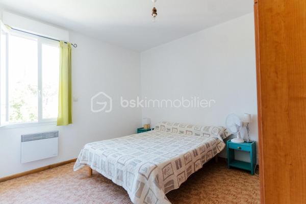 Maison 2 chambres avec jardin, stationnement et climatisation à Bages sur une parcelle de 136m2 

Située aux abords du charmant village de Bages, dans un environnement agréable et à proximité immédiate des commerces et des commodités, découvrez cette maison de 63 m² habitables, idéale pour un premier achat, un investissement locatif ou un pied-à-terre.

Elle se compose au rez de chaussé : 
Une agréable pièce de vie avec salon / séjour.
Une cuisine ouverte fonctionnelle.
Un WC
Une buanderie pratique offrant un espace de rangement supplémentaire.
A l'étage : 
Deux chambres.
Une salle d'eau.
Un placard

À l'extérieur, vous profiterez d'un jardin privatif, parfait pour les repas en extérieur, les moments de détente ou les jeux des enfants.

Côté prestations, cette maison dispose de :
Climatisation réversible.
Menuiseries en double vitrage.
Volets roulants électriques.
Jardin.
Stationnement privatif pour un véhicule, avec la possibilité de garer facilement plusieurs autres véhicules à proximité.

Son emplacement, à quelques minutes à pied des commerces, des écoles et des services du village, en fait un bien particulièrement recherché.

Les + du bien :
✔ 2 chambres
✔ Jardin privatif
✔ Climatisation réversible
✔ Double vitrage
✔ Volets roulants électriques
✔ Buanderie
✔ Stationnement
✔ Proximité immédiate des commerces

Une maison fonctionnelle, agréable à vivre et prête à accueillir ses nouveaux propriétaires.

À visiter sans tarder ! Contactez Maxime au O7 44 87 47 57