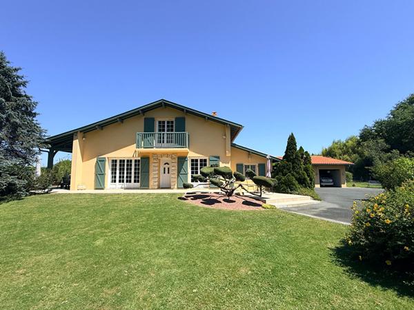 Maison familiale 5 chambres avec piscine sur terrain arboré