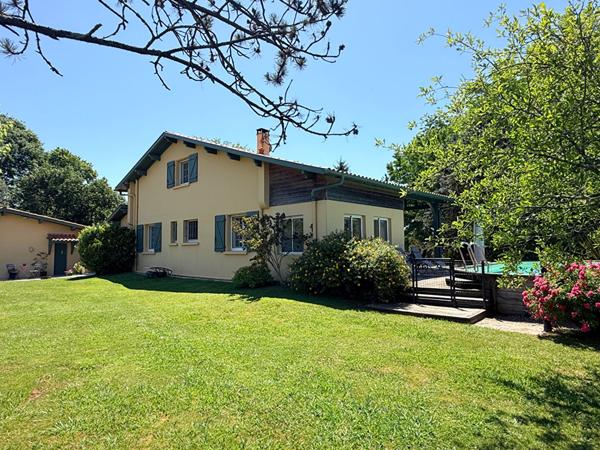 Maison familiale 5 chambres avec piscine sur terrain arboré