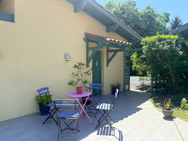 Maison familiale 5 chambres avec piscine sur terrain arboré