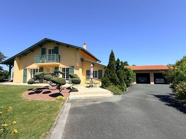 Maison familiale 5 chambres avec piscine sur terrain arboré