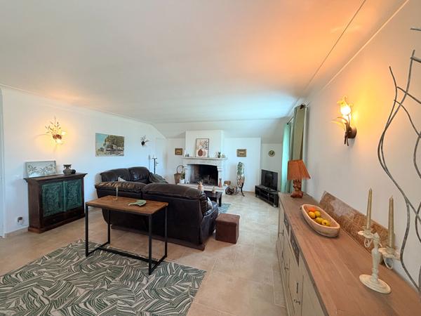 Grande maison avec dépendance et piscine, au calme