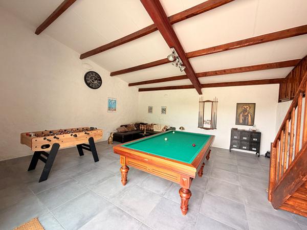 Grande maison avec dépendance et piscine, au calme