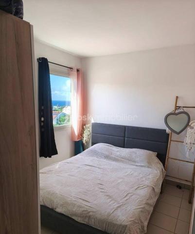 Au cœur du secteur recherché de Terre-Sainte, au sein d’une copropriété sécurisée et bien entretenue, découvrez ce charmant studio de 25 m² avec espace nuit et une vue mer.
Idéalement situé à proximité immédiate des commerces, de la plage, de l’Université et du CHU, ce bien offre un cadre de vie pratique et agréable.
L’appartement est vendu entièrement meublé et libre de toute occupation, ce qui en fait une excellente opportunité aussi bien pour une résidence principale que pour un investissement locatif rentable.
Vous bénéficierez également :
- d’une place de parking privative,
- d’un service de nettoyage des parties communes assuré deux fois par semaine,
- d’un syndic reconnu pour sa réactivité.
Une opportunité rare sur le secteur à découvrir sans tarder !

Charges de copropriété : 680 €/an
Taxe foncière : 982 €