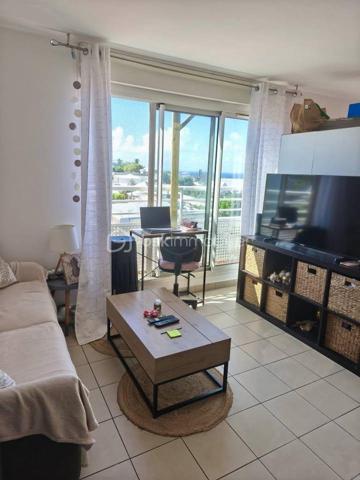 Au cœur du secteur recherché de Terre-Sainte, au sein d’une copropriété sécurisée et bien entretenue, découvrez ce charmant studio de 25 m² avec espace nuit et une vue mer.
Idéalement situé à proximité immédiate des commerces, de la plage, de l’Université et du CHU, ce bien offre un cadre de vie pratique et agréable.
L’appartement est vendu entièrement meublé et libre de toute occupation, ce qui en fait une excellente opportunité aussi bien pour une résidence principale que pour un investissement locatif rentable.
Vous bénéficierez également :
- d’une place de parking privative,
- d’un service de nettoyage des parties communes assuré deux fois par semaine,
- d’un syndic reconnu pour sa réactivité.
Une opportunité rare sur le secteur à découvrir sans tarder !

Charges de copropriété : 680 €/an
Taxe foncière : 982 €