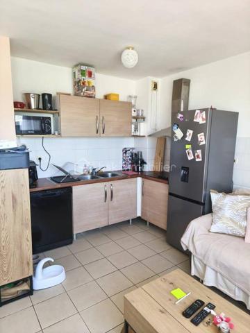 Au cœur du secteur recherché de Terre-Sainte, au sein d’une copropriété sécurisée et bien entretenue, découvrez ce charmant studio de 25 m² avec espace nuit et une vue mer.
Idéalement situé à proximité immédiate des commerces, de la plage, de l’Université et du CHU, ce bien offre un cadre de vie pratique et agréable.
L’appartement est vendu entièrement meublé et libre de toute occupation, ce qui en fait une excellente opportunité aussi bien pour une résidence principale que pour un investissement locatif rentable.
Vous bénéficierez également :
- d’une place de parking privative,
- d’un service de nettoyage des parties communes assuré deux fois par semaine,
- d’un syndic reconnu pour sa réactivité.
Une opportunité rare sur le secteur à découvrir sans tarder !

Charges de copropriété : 680 €/an
Taxe foncière : 982 €