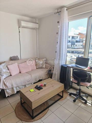 Au cœur du secteur recherché de Terre-Sainte, au sein d’une copropriété sécurisée et bien entretenue, découvrez ce charmant studio de 25 m² avec espace nuit et une vue mer.
Idéalement situé à proximité immédiate des commerces, de la plage, de l’Université et du CHU, ce bien offre un cadre de vie pratique et agréable.
L’appartement est vendu entièrement meublé et libre de toute occupation, ce qui en fait une excellente opportunité aussi bien pour une résidence principale que pour un investissement locatif rentable.
Vous bénéficierez également :
- d’une place de parking privative,
- d’un service de nettoyage des parties communes assuré deux fois par semaine,
- d’un syndic reconnu pour sa réactivité.
Une opportunité rare sur le secteur à découvrir sans tarder !

Charges de copropriété : 680 €/an
Taxe foncière : 982 €