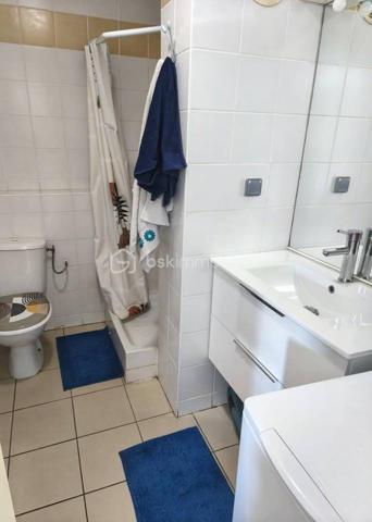 Au cœur du secteur recherché de Terre-Sainte, au sein d’une copropriété sécurisée et bien entretenue, découvrez ce charmant studio de 25 m² avec espace nuit et une vue mer.
Idéalement situé à proximité immédiate des commerces, de la plage, de l’Université et du CHU, ce bien offre un cadre de vie pratique et agréable.
L’appartement est vendu entièrement meublé et libre de toute occupation, ce qui en fait une excellente opportunité aussi bien pour une résidence principale que pour un investissement locatif rentable.
Vous bénéficierez également :
- d’une place de parking privative,
- d’un service de nettoyage des parties communes assuré deux fois par semaine,
- d’un syndic reconnu pour sa réactivité.
Une opportunité rare sur le secteur à découvrir sans tarder !

Charges de copropriété : 680 €/an
Taxe foncière : 982 €
