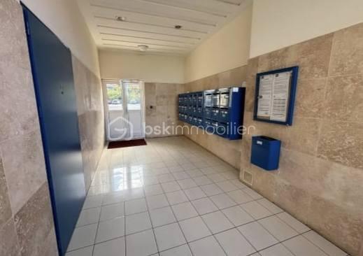 Au cœur du secteur recherché de Terre-Sainte, au sein d’une copropriété sécurisée et bien entretenue, découvrez ce charmant studio de 25 m² avec espace nuit et une vue mer.
Idéalement situé à proximité immédiate des commerces, de la plage, de l’Université et du CHU, ce bien offre un cadre de vie pratique et agréable.
L’appartement est vendu entièrement meublé et libre de toute occupation, ce qui en fait une excellente opportunité aussi bien pour une résidence principale que pour un investissement locatif rentable.
Vous bénéficierez également :
- d’une place de parking privative,
- d’un service de nettoyage des parties communes assuré deux fois par semaine,
- d’un syndic reconnu pour sa réactivité.
Une opportunité rare sur le secteur à découvrir sans tarder !

Charges de copropriété : 680 €/an
Taxe foncière : 982 €