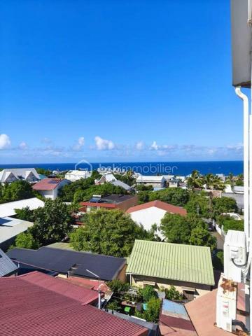 Au cœur du secteur recherché de Terre-Sainte, au sein d’une copropriété sécurisée et bien entretenue, découvrez ce charmant studio de 25 m² avec espace nuit et une vue mer.
Idéalement situé à proximité immédiate des commerces, de la plage, de l’Université et du CHU, ce bien offre un cadre de vie pratique et agréable.
L’appartement est vendu entièrement meublé et libre de toute occupation, ce qui en fait une excellente opportunité aussi bien pour une résidence principale que pour un investissement locatif rentable.
Vous bénéficierez également :
- d’une place de parking privative,
- d’un service de nettoyage des parties communes assuré deux fois par semaine,
- d’un syndic reconnu pour sa réactivité.
Une opportunité rare sur le secteur à découvrir sans tarder !

Charges de copropriété : 680 €/an
Taxe foncière : 982 €