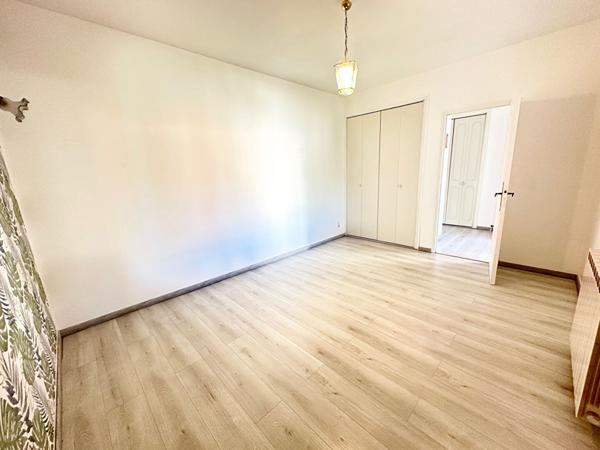 MONTAGNAC villa de 131 m² avec jardin arboré et grand garage de 95m²