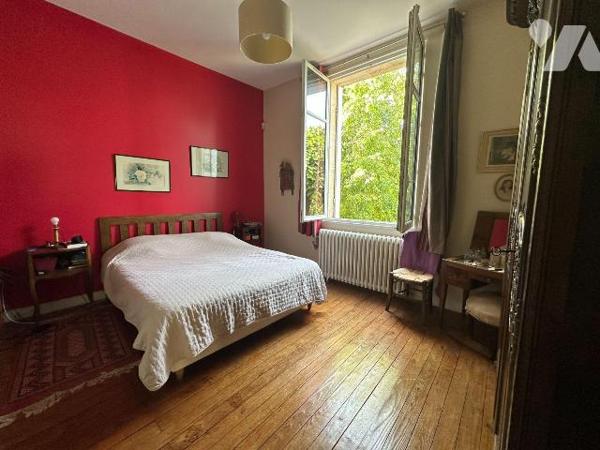 A vendre à MERIGNAC Mondésir (33700), limite saint Augustin et Caudéran, une maison bourgeoise ...