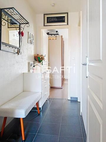 Grand F2 de 56 m² en dernier étage avec terrasse , garage et parking