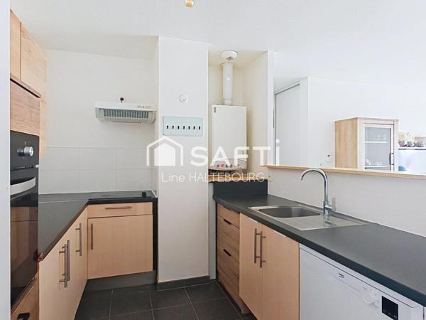 Grand F2 de 56 m² en dernier étage avec terrasse , garage et parking