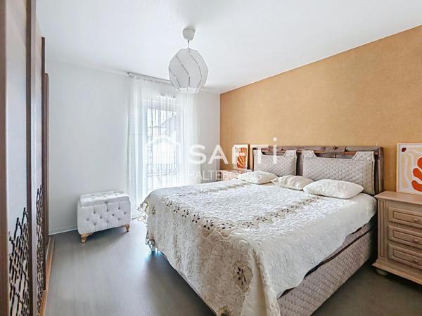 Grand F2 de 56 m² en dernier étage avec terrasse , garage et parking