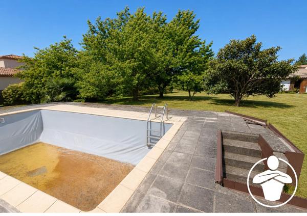 Vente                                                      Terrain
                        
                                         1004 m2                     à Roquefort
