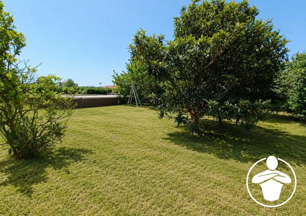 Vente                                                      Terrain
                        
                                         1004 m2                     à Roquefort