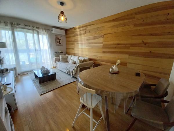 Appartement traversant Est Ouest, centre ville proche de toutes commodites