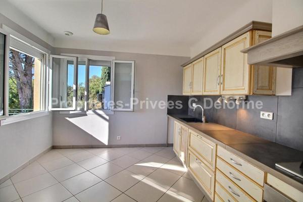 TRESQUES : Villa sur deux niveaux avec double potentiel habitation / professionnel  172,48 m2 Habitables , 5 chambres,  dépendance 120m2