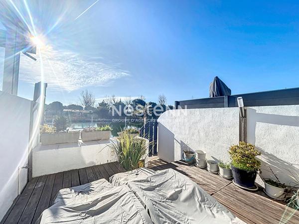 Marina lumineuse en duplex avec garage et parking sans copropriete