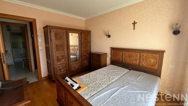 Au coeur de Pluvigner, maison avec chambre au rez-de-chaussée et grand hangar
