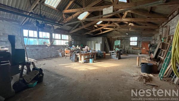 Au coeur de Pluvigner, maison avec chambre au rez-de-chaussée et grand hangar