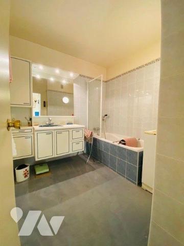 A Vendre à Perros-Guirec (22700) en Côtes-d'Armor (22), Centre-ville, un appartement de type 4 ...