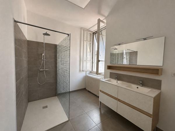 Maison de ville T4 de 106 m² à louer à Carcassonne, quartier des Capucins, avec cour et garage