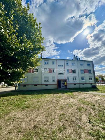 Nathalie CORDIER vous présente cet appartement traversant d’environ 86 m², situé au cœur du quartier Neuland face à la forêt.

🌿 De beaux volumes, quatre chambres et un environnement verdoyant : un appartement à personnaliser selon vos envies !
Situé au 1er étage d’une résidence, cet appartement d’environ 86 m² offre un beau potentiel et de nombreuses possibilités d’aménagement.

Il se compose d’un séjour, d’une cuisine, de quatre chambres, d’une salle de bains, d’un WC ainsi que d’un grand dégagement.
Une cave privative vient compléter ce bien, offrant un espace de rangement supplémentaire appréciable.

✨ Des travaux de rafraîchissement sont à prévoir dans l’ensemble de l’appartement, vous permettant de repenser les espaces et la décoration afin de créer un intérieur à votre image.

Côté confort :
- Fenêtres en double vitrage
- Chauffage et production d’eau chaude au gaz

🌳 Un emplacement particulièrement agréable !
Situé face à la forêt et à proximité du lac, cet appartement bénéficie d’un environnement verdoyant, tout en restant proche de toutes les commodités.
🏫 Écoles maternelle et élémentaire du Neuland à deux pas.
🌿 Forêt et lac à proximité, parfaits pour les promenades et les moments de détente.
🚗 Nombreuses possibilités de stationnement aux alentours.

📍 Une situation géographique intéressante :
🇩🇪 Allemagne à proximité immédiate
🚗 Metz à environ 35 minutes
🇱🇺 Luxembourg à environ 1h 

❤️ Avec ses quatre chambres, ses beaux volumes et son potentiel d’aménagement, cet appartement représente une belle opportunité pour ceux qui souhaitent créer un intérieur à leur image.
📞 N’hésitez pas à me contacter pour tout renseignement complémentaire ou pour organiser une visite.









    

Cette conversation vous a-t-elle été utile jusqu’ici ?