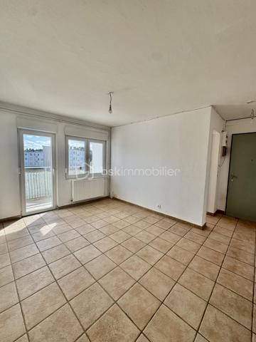 Nathalie CORDIER vous présente cet appartement traversant d’environ 86 m², situé au cœur du quartier Neuland face à la forêt.

🌿 De beaux volumes, quatre chambres et un environnement verdoyant : un appartement à personnaliser selon vos envies !
Situé au 1er étage d’une résidence, cet appartement d’environ 86 m² offre un beau potentiel et de nombreuses possibilités d’aménagement.

Il se compose d’un séjour, d’une cuisine, de quatre chambres, d’une salle de bains, d’un WC ainsi que d’un grand dégagement.
Une cave privative vient compléter ce bien, offrant un espace de rangement supplémentaire appréciable.

✨ Des travaux de rafraîchissement sont à prévoir dans l’ensemble de l’appartement, vous permettant de repenser les espaces et la décoration afin de créer un intérieur à votre image.

Côté confort :
- Fenêtres en double vitrage
- Chauffage et production d’eau chaude au gaz

🌳 Un emplacement particulièrement agréable !
Situé face à la forêt et à proximité du lac, cet appartement bénéficie d’un environnement verdoyant, tout en restant proche de toutes les commodités.
🏫 Écoles maternelle et élémentaire du Neuland à deux pas.
🌿 Forêt et lac à proximité, parfaits pour les promenades et les moments de détente.
🚗 Nombreuses possibilités de stationnement aux alentours.

📍 Une situation géographique intéressante :
🇩🇪 Allemagne à proximité immédiate
🚗 Metz à environ 35 minutes
🇱🇺 Luxembourg à environ 1h 

❤️ Avec ses quatre chambres, ses beaux volumes et son potentiel d’aménagement, cet appartement représente une belle opportunité pour ceux qui souhaitent créer un intérieur à leur image.
📞 N’hésitez pas à me contacter pour tout renseignement complémentaire ou pour organiser une visite.









    

Cette conversation vous a-t-elle été utile jusqu’ici ?