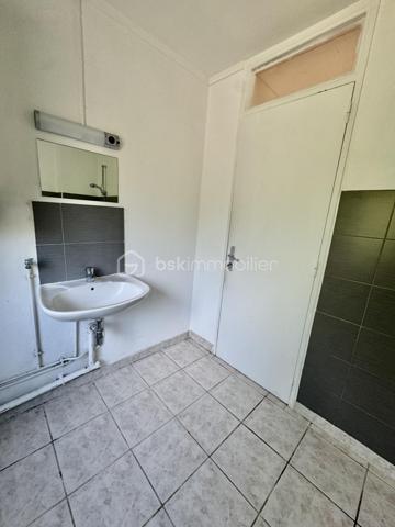 Nathalie CORDIER vous présente cet appartement traversant d’environ 86 m², situé au cœur du quartier Neuland face à la forêt.

🌿 De beaux volumes, quatre chambres et un environnement verdoyant : un appartement à personnaliser selon vos envies !
Situé au 1er étage d’une résidence, cet appartement d’environ 86 m² offre un beau potentiel et de nombreuses possibilités d’aménagement.

Il se compose d’un séjour, d’une cuisine, de quatre chambres, d’une salle de bains, d’un WC ainsi que d’un grand dégagement.
Une cave privative vient compléter ce bien, offrant un espace de rangement supplémentaire appréciable.

✨ Des travaux de rafraîchissement sont à prévoir dans l’ensemble de l’appartement, vous permettant de repenser les espaces et la décoration afin de créer un intérieur à votre image.

Côté confort :
- Fenêtres en double vitrage
- Chauffage et production d’eau chaude au gaz

🌳 Un emplacement particulièrement agréable !
Situé face à la forêt et à proximité du lac, cet appartement bénéficie d’un environnement verdoyant, tout en restant proche de toutes les commodités.
🏫 Écoles maternelle et élémentaire du Neuland à deux pas.
🌿 Forêt et lac à proximité, parfaits pour les promenades et les moments de détente.
🚗 Nombreuses possibilités de stationnement aux alentours.

📍 Une situation géographique intéressante :
🇩🇪 Allemagne à proximité immédiate
🚗 Metz à environ 35 minutes
🇱🇺 Luxembourg à environ 1h 

❤️ Avec ses quatre chambres, ses beaux volumes et son potentiel d’aménagement, cet appartement représente une belle opportunité pour ceux qui souhaitent créer un intérieur à leur image.
📞 N’hésitez pas à me contacter pour tout renseignement complémentaire ou pour organiser une visite.









    

Cette conversation vous a-t-elle été utile jusqu’ici ?