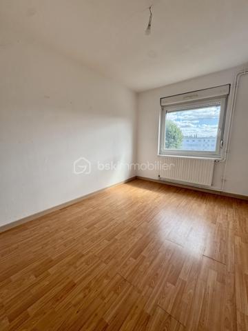 Nathalie CORDIER vous présente cet appartement traversant d’environ 86 m², situé au cœur du quartier Neuland face à la forêt.

🌿 De beaux volumes, quatre chambres et un environnement verdoyant : un appartement à personnaliser selon vos envies !
Situé au 1er étage d’une résidence, cet appartement d’environ 86 m² offre un beau potentiel et de nombreuses possibilités d’aménagement.

Il se compose d’un séjour, d’une cuisine, de quatre chambres, d’une salle de bains, d’un WC ainsi que d’un grand dégagement.
Une cave privative vient compléter ce bien, offrant un espace de rangement supplémentaire appréciable.

✨ Des travaux de rafraîchissement sont à prévoir dans l’ensemble de l’appartement, vous permettant de repenser les espaces et la décoration afin de créer un intérieur à votre image.

Côté confort :
- Fenêtres en double vitrage
- Chauffage et production d’eau chaude au gaz

🌳 Un emplacement particulièrement agréable !
Situé face à la forêt et à proximité du lac, cet appartement bénéficie d’un environnement verdoyant, tout en restant proche de toutes les commodités.
🏫 Écoles maternelle et élémentaire du Neuland à deux pas.
🌿 Forêt et lac à proximité, parfaits pour les promenades et les moments de détente.
🚗 Nombreuses possibilités de stationnement aux alentours.

📍 Une situation géographique intéressante :
🇩🇪 Allemagne à proximité immédiate
🚗 Metz à environ 35 minutes
🇱🇺 Luxembourg à environ 1h 

❤️ Avec ses quatre chambres, ses beaux volumes et son potentiel d’aménagement, cet appartement représente une belle opportunité pour ceux qui souhaitent créer un intérieur à leur image.
📞 N’hésitez pas à me contacter pour tout renseignement complémentaire ou pour organiser une visite.









    

Cette conversation vous a-t-elle été utile jusqu’ici ?
