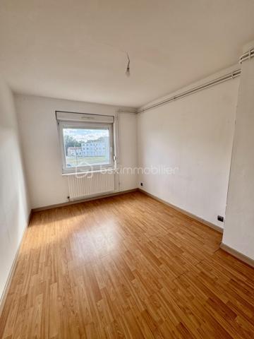 Nathalie CORDIER vous présente cet appartement traversant d’environ 86 m², situé au cœur du quartier Neuland face à la forêt.

🌿 De beaux volumes, quatre chambres et un environnement verdoyant : un appartement à personnaliser selon vos envies !
Situé au 1er étage d’une résidence, cet appartement d’environ 86 m² offre un beau potentiel et de nombreuses possibilités d’aménagement.

Il se compose d’un séjour, d’une cuisine, de quatre chambres, d’une salle de bains, d’un WC ainsi que d’un grand dégagement.
Une cave privative vient compléter ce bien, offrant un espace de rangement supplémentaire appréciable.

✨ Des travaux de rafraîchissement sont à prévoir dans l’ensemble de l’appartement, vous permettant de repenser les espaces et la décoration afin de créer un intérieur à votre image.

Côté confort :
- Fenêtres en double vitrage
- Chauffage et production d’eau chaude au gaz

🌳 Un emplacement particulièrement agréable !
Situé face à la forêt et à proximité du lac, cet appartement bénéficie d’un environnement verdoyant, tout en restant proche de toutes les commodités.
🏫 Écoles maternelle et élémentaire du Neuland à deux pas.
🌿 Forêt et lac à proximité, parfaits pour les promenades et les moments de détente.
🚗 Nombreuses possibilités de stationnement aux alentours.

📍 Une situation géographique intéressante :
🇩🇪 Allemagne à proximité immédiate
🚗 Metz à environ 35 minutes
🇱🇺 Luxembourg à environ 1h 

❤️ Avec ses quatre chambres, ses beaux volumes et son potentiel d’aménagement, cet appartement représente une belle opportunité pour ceux qui souhaitent créer un intérieur à leur image.
📞 N’hésitez pas à me contacter pour tout renseignement complémentaire ou pour organiser une visite.









    

Cette conversation vous a-t-elle été utile jusqu’ici ?