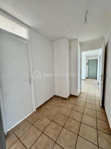 Nathalie CORDIER vous présente cet appartement traversant d’environ 86 m², situé au cœur du quartier Neuland face à la forêt.

🌿 De beaux volumes, quatre chambres et un environnement verdoyant : un appartement à personnaliser selon vos envies !
Situé au 1er étage d’une résidence, cet appartement d’environ 86 m² offre un beau potentiel et de nombreuses possibilités d’aménagement.

Il se compose d’un séjour, d’une cuisine, de quatre chambres, d’une salle de bains, d’un WC ainsi que d’un grand dégagement.
Une cave privative vient compléter ce bien, offrant un espace de rangement supplémentaire appréciable.

✨ Des travaux de rafraîchissement sont à prévoir dans l’ensemble de l’appartement, vous permettant de repenser les espaces et la décoration afin de créer un intérieur à votre image.

Côté confort :
- Fenêtres en double vitrage
- Chauffage et production d’eau chaude au gaz

🌳 Un emplacement particulièrement agréable !
Situé face à la forêt et à proximité du lac, cet appartement bénéficie d’un environnement verdoyant, tout en restant proche de toutes les commodités.
🏫 Écoles maternelle et élémentaire du Neuland à deux pas.
🌿 Forêt et lac à proximité, parfaits pour les promenades et les moments de détente.
🚗 Nombreuses possibilités de stationnement aux alentours.

📍 Une situation géographique intéressante :
🇩🇪 Allemagne à proximité immédiate
🚗 Metz à environ 35 minutes
🇱🇺 Luxembourg à environ 1h 

❤️ Avec ses quatre chambres, ses beaux volumes et son potentiel d’aménagement, cet appartement représente une belle opportunité pour ceux qui souhaitent créer un intérieur à leur image.
📞 N’hésitez pas à me contacter pour tout renseignement complémentaire ou pour organiser une visite.









    

Cette conversation vous a-t-elle été utile jusqu’ici ?