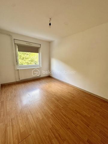 Nathalie CORDIER vous présente cet appartement traversant d’environ 86 m², situé au cœur du quartier Neuland face à la forêt.

🌿 De beaux volumes, quatre chambres et un environnement verdoyant : un appartement à personnaliser selon vos envies !
Situé au 1er étage d’une résidence, cet appartement d’environ 86 m² offre un beau potentiel et de nombreuses possibilités d’aménagement.

Il se compose d’un séjour, d’une cuisine, de quatre chambres, d’une salle de bains, d’un WC ainsi que d’un grand dégagement.
Une cave privative vient compléter ce bien, offrant un espace de rangement supplémentaire appréciable.

✨ Des travaux de rafraîchissement sont à prévoir dans l’ensemble de l’appartement, vous permettant de repenser les espaces et la décoration afin de créer un intérieur à votre image.

Côté confort :
- Fenêtres en double vitrage
- Chauffage et production d’eau chaude au gaz

🌳 Un emplacement particulièrement agréable !
Situé face à la forêt et à proximité du lac, cet appartement bénéficie d’un environnement verdoyant, tout en restant proche de toutes les commodités.
🏫 Écoles maternelle et élémentaire du Neuland à deux pas.
🌿 Forêt et lac à proximité, parfaits pour les promenades et les moments de détente.
🚗 Nombreuses possibilités de stationnement aux alentours.

📍 Une situation géographique intéressante :
🇩🇪 Allemagne à proximité immédiate
🚗 Metz à environ 35 minutes
🇱🇺 Luxembourg à environ 1h 

❤️ Avec ses quatre chambres, ses beaux volumes et son potentiel d’aménagement, cet appartement représente une belle opportunité pour ceux qui souhaitent créer un intérieur à leur image.
📞 N’hésitez pas à me contacter pour tout renseignement complémentaire ou pour organiser une visite.









    

Cette conversation vous a-t-elle été utile jusqu’ici ?