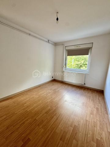 Nathalie CORDIER vous présente cet appartement traversant d’environ 86 m², situé au cœur du quartier Neuland face à la forêt.

🌿 De beaux volumes, quatre chambres et un environnement verdoyant : un appartement à personnaliser selon vos envies !
Situé au 1er étage d’une résidence, cet appartement d’environ 86 m² offre un beau potentiel et de nombreuses possibilités d’aménagement.

Il se compose d’un séjour, d’une cuisine, de quatre chambres, d’une salle de bains, d’un WC ainsi que d’un grand dégagement.
Une cave privative vient compléter ce bien, offrant un espace de rangement supplémentaire appréciable.

✨ Des travaux de rafraîchissement sont à prévoir dans l’ensemble de l’appartement, vous permettant de repenser les espaces et la décoration afin de créer un intérieur à votre image.

Côté confort :
- Fenêtres en double vitrage
- Chauffage et production d’eau chaude au gaz

🌳 Un emplacement particulièrement agréable !
Situé face à la forêt et à proximité du lac, cet appartement bénéficie d’un environnement verdoyant, tout en restant proche de toutes les commodités.
🏫 Écoles maternelle et élémentaire du Neuland à deux pas.
🌿 Forêt et lac à proximité, parfaits pour les promenades et les moments de détente.
🚗 Nombreuses possibilités de stationnement aux alentours.

📍 Une situation géographique intéressante :
🇩🇪 Allemagne à proximité immédiate
🚗 Metz à environ 35 minutes
🇱🇺 Luxembourg à environ 1h 

❤️ Avec ses quatre chambres, ses beaux volumes et son potentiel d’aménagement, cet appartement représente une belle opportunité pour ceux qui souhaitent créer un intérieur à leur image.
📞 N’hésitez pas à me contacter pour tout renseignement complémentaire ou pour organiser une visite.









    

Cette conversation vous a-t-elle été utile jusqu’ici ?