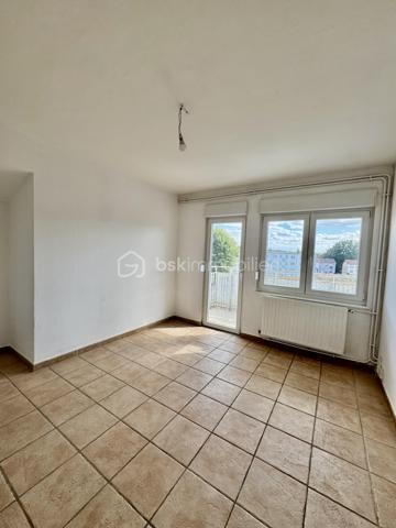 Nathalie CORDIER vous présente cet appartement traversant d’environ 86 m², situé au cœur du quartier Neuland face à la forêt.

🌿 De beaux volumes, quatre chambres et un environnement verdoyant : un appartement à personnaliser selon vos envies !
Situé au 1er étage d’une résidence, cet appartement d’environ 86 m² offre un beau potentiel et de nombreuses possibilités d’aménagement.

Il se compose d’un séjour, d’une cuisine, de quatre chambres, d’une salle de bains, d’un WC ainsi que d’un grand dégagement.
Une cave privative vient compléter ce bien, offrant un espace de rangement supplémentaire appréciable.

✨ Des travaux de rafraîchissement sont à prévoir dans l’ensemble de l’appartement, vous permettant de repenser les espaces et la décoration afin de créer un intérieur à votre image.

Côté confort :
- Fenêtres en double vitrage
- Chauffage et production d’eau chaude au gaz

🌳 Un emplacement particulièrement agréable !
Situé face à la forêt et à proximité du lac, cet appartement bénéficie d’un environnement verdoyant, tout en restant proche de toutes les commodités.
🏫 Écoles maternelle et élémentaire du Neuland à deux pas.
🌿 Forêt et lac à proximité, parfaits pour les promenades et les moments de détente.
🚗 Nombreuses possibilités de stationnement aux alentours.

📍 Une situation géographique intéressante :
🇩🇪 Allemagne à proximité immédiate
🚗 Metz à environ 35 minutes
🇱🇺 Luxembourg à environ 1h 

❤️ Avec ses quatre chambres, ses beaux volumes et son potentiel d’aménagement, cet appartement représente une belle opportunité pour ceux qui souhaitent créer un intérieur à leur image.
📞 N’hésitez pas à me contacter pour tout renseignement complémentaire ou pour organiser une visite.









    

Cette conversation vous a-t-elle été utile jusqu’ici ?