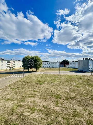 Nathalie CORDIER vous présente cet appartement traversant d’environ 86 m², situé au cœur du quartier Neuland face à la forêt.

🌿 De beaux volumes, quatre chambres et un environnement verdoyant : un appartement à personnaliser selon vos envies !
Situé au 1er étage d’une résidence, cet appartement d’environ 86 m² offre un beau potentiel et de nombreuses possibilités d’aménagement.

Il se compose d’un séjour, d’une cuisine, de quatre chambres, d’une salle de bains, d’un WC ainsi que d’un grand dégagement.
Une cave privative vient compléter ce bien, offrant un espace de rangement supplémentaire appréciable.

✨ Des travaux de rafraîchissement sont à prévoir dans l’ensemble de l’appartement, vous permettant de repenser les espaces et la décoration afin de créer un intérieur à votre image.

Côté confort :
- Fenêtres en double vitrage
- Chauffage et production d’eau chaude au gaz

🌳 Un emplacement particulièrement agréable !
Situé face à la forêt et à proximité du lac, cet appartement bénéficie d’un environnement verdoyant, tout en restant proche de toutes les commodités.
🏫 Écoles maternelle et élémentaire du Neuland à deux pas.
🌿 Forêt et lac à proximité, parfaits pour les promenades et les moments de détente.
🚗 Nombreuses possibilités de stationnement aux alentours.

📍 Une situation géographique intéressante :
🇩🇪 Allemagne à proximité immédiate
🚗 Metz à environ 35 minutes
🇱🇺 Luxembourg à environ 1h 

❤️ Avec ses quatre chambres, ses beaux volumes et son potentiel d’aménagement, cet appartement représente une belle opportunité pour ceux qui souhaitent créer un intérieur à leur image.
📞 N’hésitez pas à me contacter pour tout renseignement complémentaire ou pour organiser une visite.









    

Cette conversation vous a-t-elle été utile jusqu’ici ?