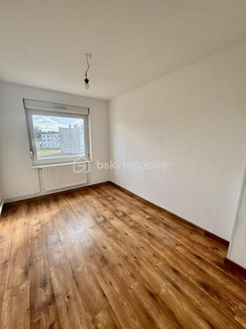 Nathalie CORDIER vous présente cet appartement traversant d’environ 86 m², situé au cœur du quartier Neuland face à la forêt.

🌿 De beaux volumes, quatre chambres et un environnement verdoyant : un appartement à personnaliser selon vos envies !
Situé au 1er étage d’une résidence, cet appartement d’environ 86 m² offre un beau potentiel et de nombreuses possibilités d’aménagement.

Il se compose d’un séjour, d’une cuisine, de quatre chambres, d’une salle de bains, d’un WC ainsi que d’un grand dégagement.
Une cave privative vient compléter ce bien, offrant un espace de rangement supplémentaire appréciable.

✨ Des travaux de rafraîchissement sont à prévoir dans l’ensemble de l’appartement, vous permettant de repenser les espaces et la décoration afin de créer un intérieur à votre image.

Côté confort :
- Fenêtres en double vitrage
- Chauffage et production d’eau chaude au gaz

🌳 Un emplacement particulièrement agréable !
Situé face à la forêt et à proximité du lac, cet appartement bénéficie d’un environnement verdoyant, tout en restant proche de toutes les commodités.
🏫 Écoles maternelle et élémentaire du Neuland à deux pas.
🌿 Forêt et lac à proximité, parfaits pour les promenades et les moments de détente.
🚗 Nombreuses possibilités de stationnement aux alentours.

📍 Une situation géographique intéressante :
🇩🇪 Allemagne à proximité immédiate
🚗 Metz à environ 35 minutes
🇱🇺 Luxembourg à environ 1h 

❤️ Avec ses quatre chambres, ses beaux volumes et son potentiel d’aménagement, cet appartement représente une belle opportunité pour ceux qui souhaitent créer un intérieur à leur image.
📞 N’hésitez pas à me contacter pour tout renseignement complémentaire ou pour organiser une visite.









    

Cette conversation vous a-t-elle été utile jusqu’ici ?