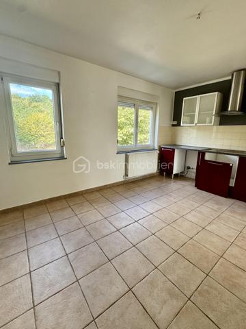 Nathalie CORDIER vous présente cet appartement traversant d’environ 86 m², situé au cœur du quartier Neuland face à la forêt.

🌿 De beaux volumes, quatre chambres et un environnement verdoyant : un appartement à personnaliser selon vos envies !
Situé au 1er étage d’une résidence, cet appartement d’environ 86 m² offre un beau potentiel et de nombreuses possibilités d’aménagement.

Il se compose d’un séjour, d’une cuisine, de quatre chambres, d’une salle de bains, d’un WC ainsi que d’un grand dégagement.
Une cave privative vient compléter ce bien, offrant un espace de rangement supplémentaire appréciable.

✨ Des travaux de rafraîchissement sont à prévoir dans l’ensemble de l’appartement, vous permettant de repenser les espaces et la décoration afin de créer un intérieur à votre image.

Côté confort :
- Fenêtres en double vitrage
- Chauffage et production d’eau chaude au gaz

🌳 Un emplacement particulièrement agréable !
Situé face à la forêt et à proximité du lac, cet appartement bénéficie d’un environnement verdoyant, tout en restant proche de toutes les commodités.
🏫 Écoles maternelle et élémentaire du Neuland à deux pas.
🌿 Forêt et lac à proximité, parfaits pour les promenades et les moments de détente.
🚗 Nombreuses possibilités de stationnement aux alentours.

📍 Une situation géographique intéressante :
🇩🇪 Allemagne à proximité immédiate
🚗 Metz à environ 35 minutes
🇱🇺 Luxembourg à environ 1h 

❤️ Avec ses quatre chambres, ses beaux volumes et son potentiel d’aménagement, cet appartement représente une belle opportunité pour ceux qui souhaitent créer un intérieur à leur image.
📞 N’hésitez pas à me contacter pour tout renseignement complémentaire ou pour organiser une visite.









    

Cette conversation vous a-t-elle été utile jusqu’ici ?