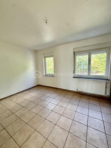 Nathalie CORDIER vous présente cet appartement traversant d’environ 86 m², situé au cœur du quartier Neuland face à la forêt.

🌿 De beaux volumes, quatre chambres et un environnement verdoyant : un appartement à personnaliser selon vos envies !
Situé au 1er étage d’une résidence, cet appartement d’environ 86 m² offre un beau potentiel et de nombreuses possibilités d’aménagement.

Il se compose d’un séjour, d’une cuisine, de quatre chambres, d’une salle de bains, d’un WC ainsi que d’un grand dégagement.
Une cave privative vient compléter ce bien, offrant un espace de rangement supplémentaire appréciable.

✨ Des travaux de rafraîchissement sont à prévoir dans l’ensemble de l’appartement, vous permettant de repenser les espaces et la décoration afin de créer un intérieur à votre image.

Côté confort :
- Fenêtres en double vitrage
- Chauffage et production d’eau chaude au gaz

🌳 Un emplacement particulièrement agréable !
Situé face à la forêt et à proximité du lac, cet appartement bénéficie d’un environnement verdoyant, tout en restant proche de toutes les commodités.
🏫 Écoles maternelle et élémentaire du Neuland à deux pas.
🌿 Forêt et lac à proximité, parfaits pour les promenades et les moments de détente.
🚗 Nombreuses possibilités de stationnement aux alentours.

📍 Une situation géographique intéressante :
🇩🇪 Allemagne à proximité immédiate
🚗 Metz à environ 35 minutes
🇱🇺 Luxembourg à environ 1h 

❤️ Avec ses quatre chambres, ses beaux volumes et son potentiel d’aménagement, cet appartement représente une belle opportunité pour ceux qui souhaitent créer un intérieur à leur image.
📞 N’hésitez pas à me contacter pour tout renseignement complémentaire ou pour organiser une visite.









    

Cette conversation vous a-t-elle été utile jusqu’ici ?