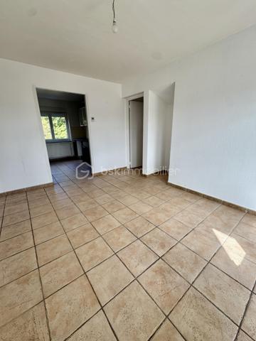 Nathalie CORDIER vous présente cet appartement traversant d’environ 86 m², situé au cœur du quartier Neuland face à la forêt.

🌿 De beaux volumes, quatre chambres et un environnement verdoyant : un appartement à personnaliser selon vos envies !
Situé au 1er étage d’une résidence, cet appartement d’environ 86 m² offre un beau potentiel et de nombreuses possibilités d’aménagement.

Il se compose d’un séjour, d’une cuisine, de quatre chambres, d’une salle de bains, d’un WC ainsi que d’un grand dégagement.
Une cave privative vient compléter ce bien, offrant un espace de rangement supplémentaire appréciable.

✨ Des travaux de rafraîchissement sont à prévoir dans l’ensemble de l’appartement, vous permettant de repenser les espaces et la décoration afin de créer un intérieur à votre image.

Côté confort :
- Fenêtres en double vitrage
- Chauffage et production d’eau chaude au gaz

🌳 Un emplacement particulièrement agréable !
Situé face à la forêt et à proximité du lac, cet appartement bénéficie d’un environnement verdoyant, tout en restant proche de toutes les commodités.
🏫 Écoles maternelle et élémentaire du Neuland à deux pas.
🌿 Forêt et lac à proximité, parfaits pour les promenades et les moments de détente.
🚗 Nombreuses possibilités de stationnement aux alentours.

📍 Une situation géographique intéressante :
🇩🇪 Allemagne à proximité immédiate
🚗 Metz à environ 35 minutes
🇱🇺 Luxembourg à environ 1h 

❤️ Avec ses quatre chambres, ses beaux volumes et son potentiel d’aménagement, cet appartement représente une belle opportunité pour ceux qui souhaitent créer un intérieur à leur image.
📞 N’hésitez pas à me contacter pour tout renseignement complémentaire ou pour organiser une visite.









    

Cette conversation vous a-t-elle été utile jusqu’ici ?